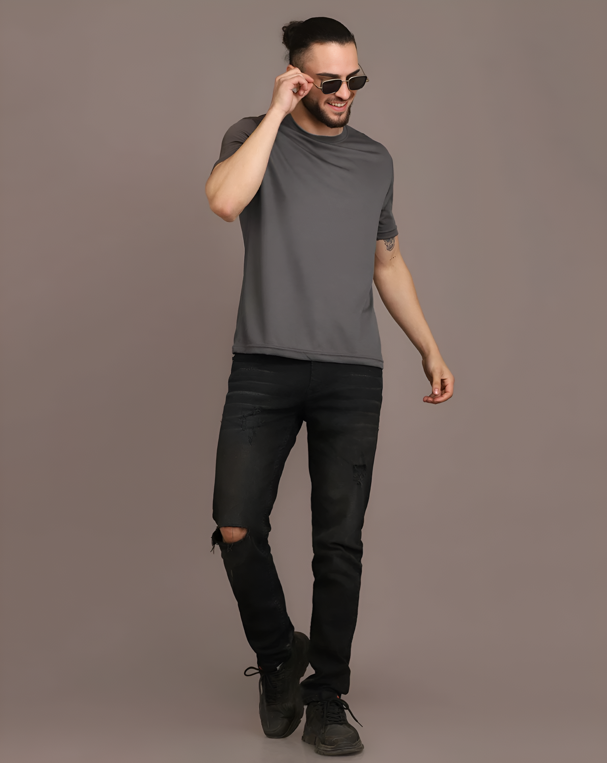 Men’s Solid Charcoal Grey Crew Neck T-Shirt – Slim Fit